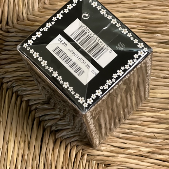 Marc Jacobs Black Bath & Body Collection - Picture 2 of 2